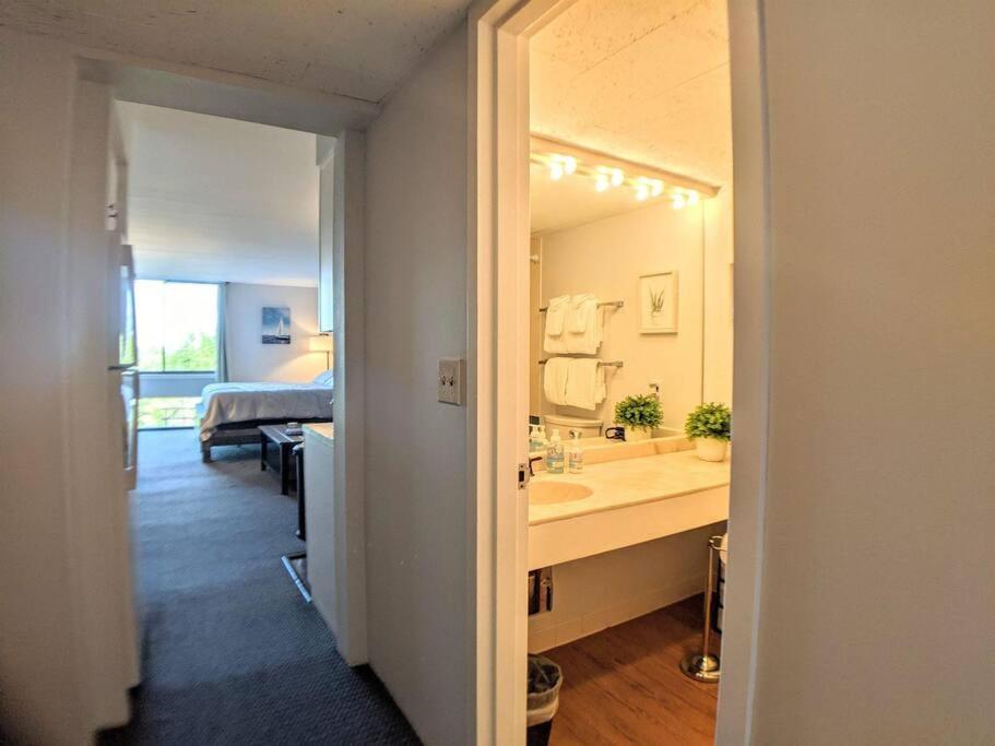 Cute Cedar Lodge Studio With Balcony & Lake Views! Laconia Exterior photo